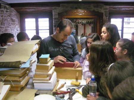 ΟΙ ΜΑΘΗΤΕΣ ΤΗΣ ΣΤ ΤΑΞΗΣ ΣΤΟ ΒΙΒΛΙΟΔΕΤΕΙΟ