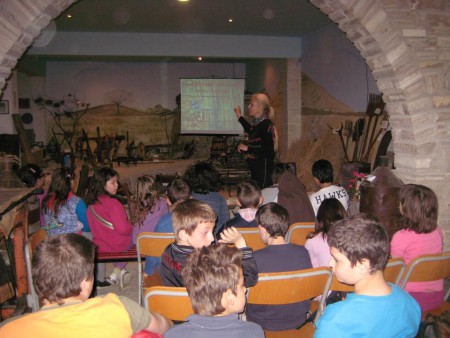 ΟΙ ΜΑΘΗΤΕΣ ΤΗΣ Γ ΤΑΞΗΣ ΠΑΡΑΚΟΛΟΥΘΟΥΝ ΤΟ ΠΡΟΓΡΑΜΜΑ "ΑΛΩΝΙΣΜΑΤΑ" ΣΤΟ ΛΑΟΓΡΑΦΙΚΟ ΜΟΥΣΕΙΟ ΚΑΛΛΙΜΑΣΙΑΣ