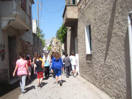 ΟΙ ΜΑΘΗΤΕΣ ΤΟΥ ΣΤ1 ΠΕΡΙΔΙΑΒΑΙΝΟΥΝ ΤΑ ΣΟΚΑΚΙΑ ΤΟΥ ΚΑΣΤΡΟΥ ΤΗΣ ΧΙΟΥ