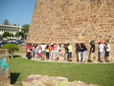 ΟΙ ΜΑΘΗΤΕΣ ΤΗΣ ΣΤ2 ΤΑΞΗΣ ΣΤΑ ΤΕΙΧΗ ΤΟΥ ΚΑΣΤΡΟΥ