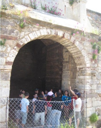 ΟΙ ΜΑΘΗΤΕΣ ΤΗΣ ΣΤ2 ΤΑΞΗΣ ΣΤΗΝ ΠΥΛΗ ΜΑΤΖΟΡΕ ΤΟΥ ΚΑΣΤΡΟΥ