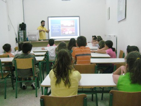 ΟΙ ΜΑΘΗΤΕΣ ΤΗΣ Β΄ ΤΑΞΗΣ ΠΑΡΑΚΟΛΟΥΘΟΥΝ ΤΟ ΠΡΟΓΡΑΜΜΑ ΣΤΟΜΑΤΙΚΗΣ ΥΓΕΙΑΣ