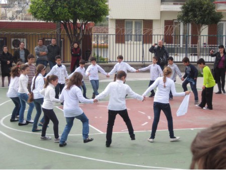 ΠΑΡΑΔΟΣΙΑΚΟΙ ΧΟΡΟΙ ΑΠΟ ΤΟΥΣ ΜΑΘΗΤΕΣ ΤΗΣ Δ΄ ΤΑΞΗΣ